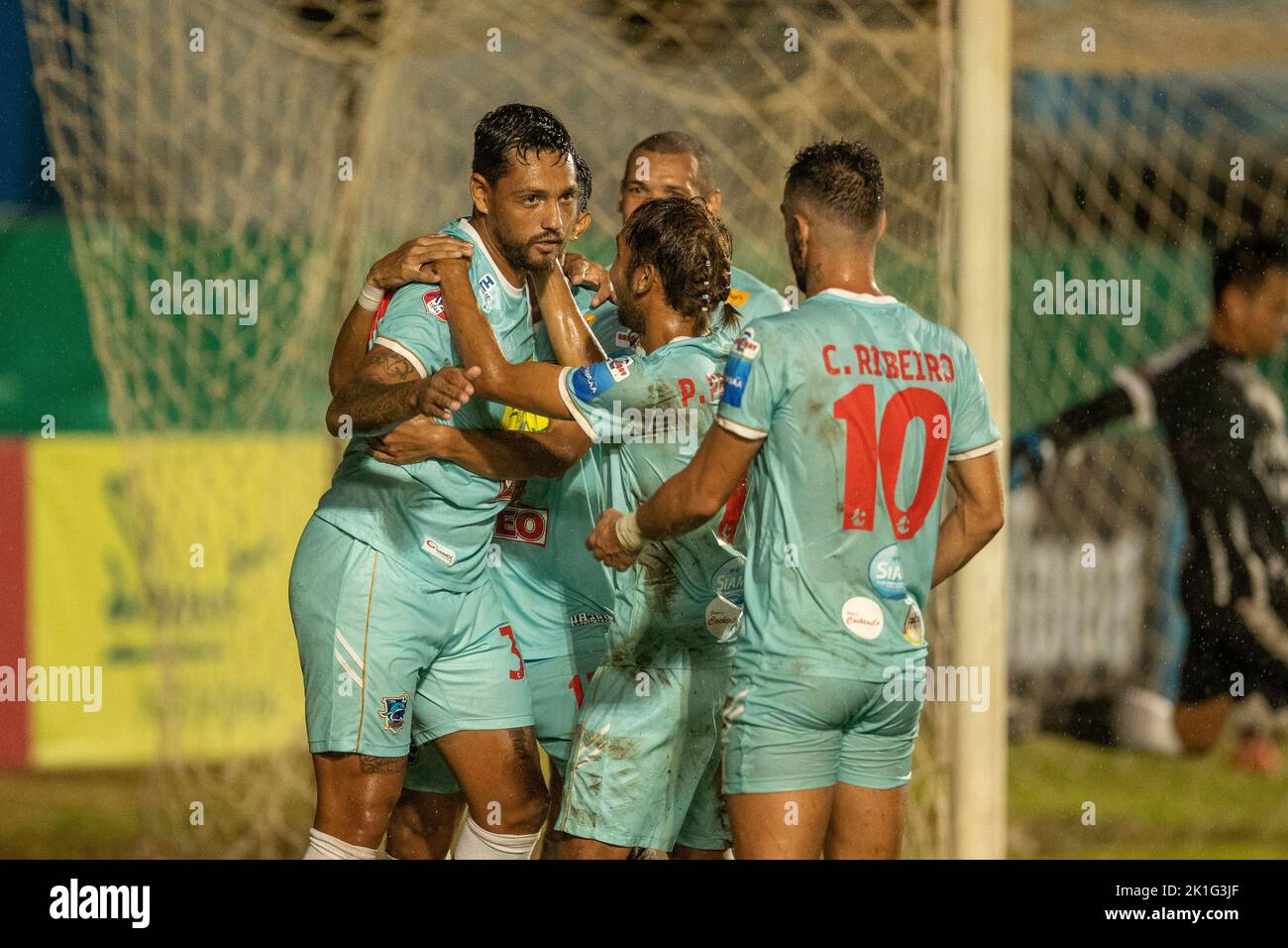 PATTAYA, THAÏLANDE - SEPTEMBRE 18 : ERIVELTO EMILIANO DA SILVA des dauphins de Pattaya Unis a marqué et célèbre avec ses coéquipiers pendant le match de la Ligue thaïlandaise 3 est entre les dauphins de Pattaya et les Marines Eureka au stade de Nong Plue sur 18 septembre 2022 à PATTAYA, THAÏLANDE (photo par Peter van der Klooster/Alamy Live News) Banque D'Images