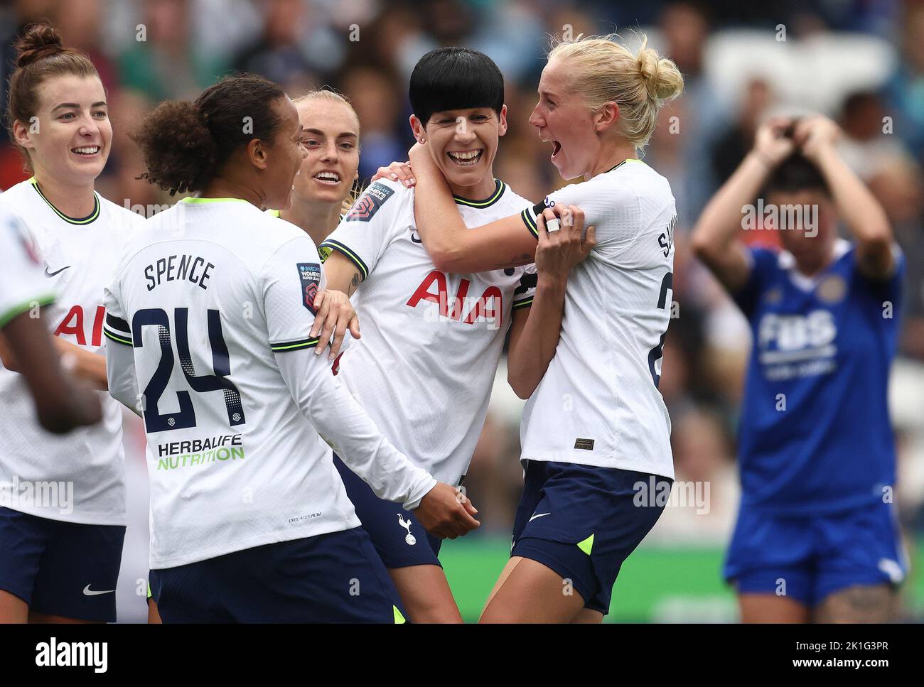 Leicester, Royaume-Uni. 18th septembre 2022. Ashleigh Neville (2nd R), de Tottenham Hotspur, célèbre son premier but lors du match de la Super League des femmes FA au King Power Stadium, Leicester. Crédit photo à lire: Darren Staples / Sportimage crédit: Sportimage / Alay Live News Banque D'Images