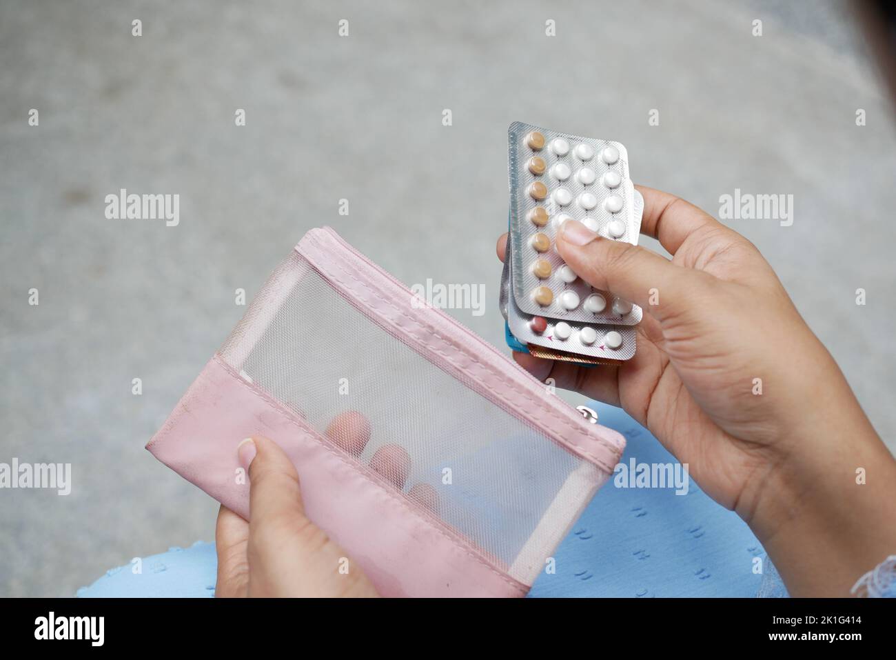 les femmes main tenant les pilules contraceptives de près Banque D'Images