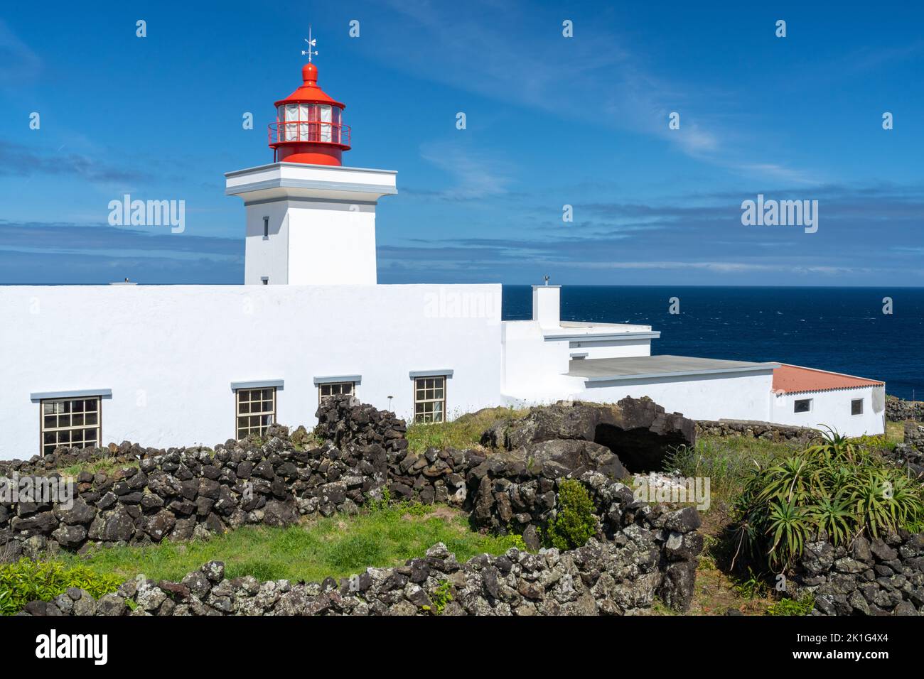 Le phare de Ponta das Contendas sur l'île de Terceira, Açores, Portugal. Banque D'Images