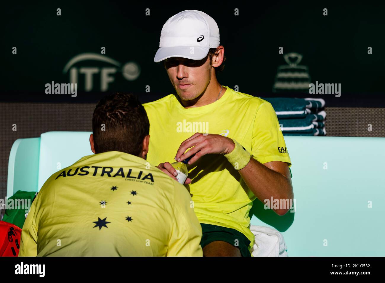 Hambourg, Allemagne, 15th septembre 2022. Alex de Minaur (L) d'Australie s'entretient avec le capitaine de l'équipe Lleyton Hewitt lors de la finale de la coupe Davis 2022 à Hambourg, Banque D'Images