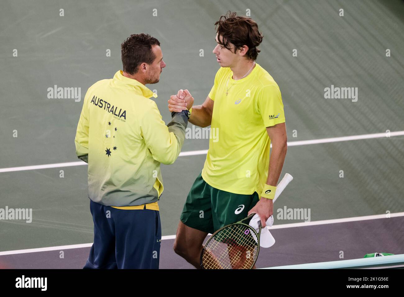 Hambourg, Allemagne, 15th septembre 2022. Alex de Minaur (R), d'Australie, se serre la main avec le capitaine de l'équipe Lleyton Hewitt lors de la finale de la coupe Davis en 2022 Banque D'Images