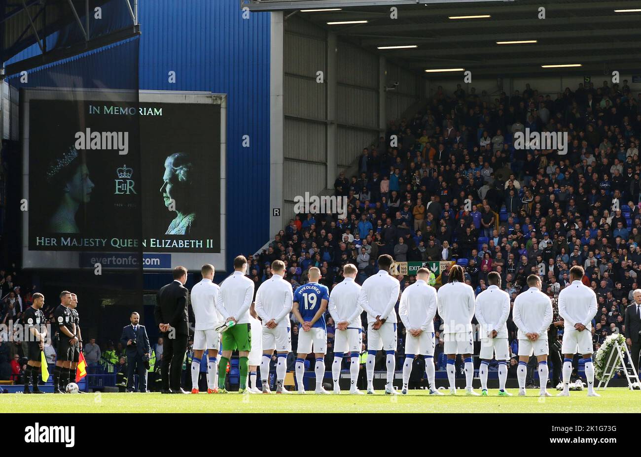 Liverpool, Angleterre, le 18th septembre 2022. Les joueurs et les officiels se tiennent en silence à la mémoire de la reine Elizabeth II lors du match de la Premier League à Goodison Park, Liverpool. Le crédit photo devrait se lire: Lexy Ilsley / Sportimage Banque D'Images