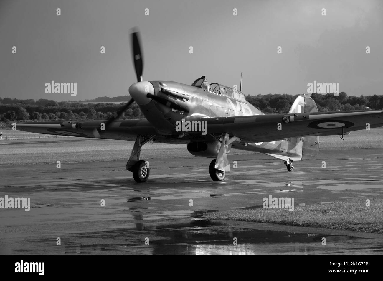 Hawker Hurricane débarquant au crépuscule, après son exposition aérienne au salon de l'aviation de la bataille d'Angleterre de l'IWM Duxford le 10th septembre 2022 Banque D'Images
