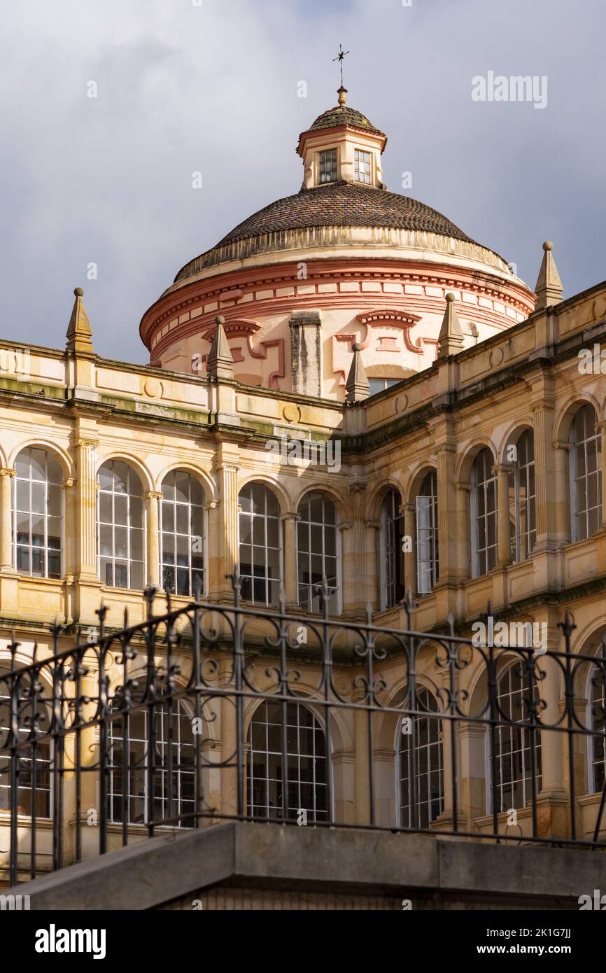 Lycée San Bartolome avec église San Ignacio à la Candelaria à Bogota, Colombie Banque D'Images