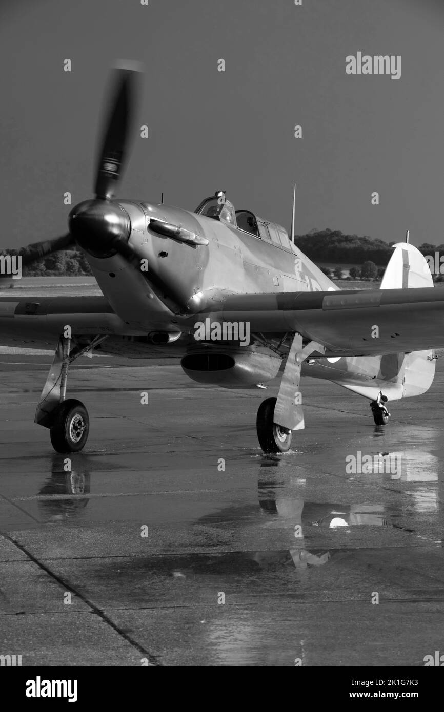 Hawker Hurricane débarquant au crépuscule, après son exposition aérienne au salon de l'aviation de la bataille d'Angleterre de l'IWM Duxford le 10th septembre 2022 Banque D'Images