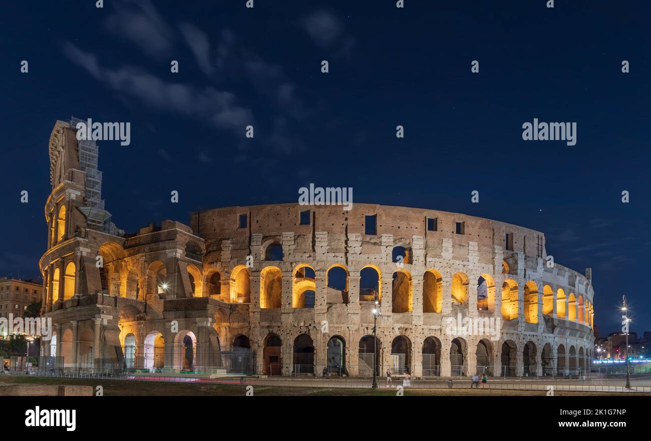 Vue nocturne du Colisée de Rome, Italie. Banque D'Images