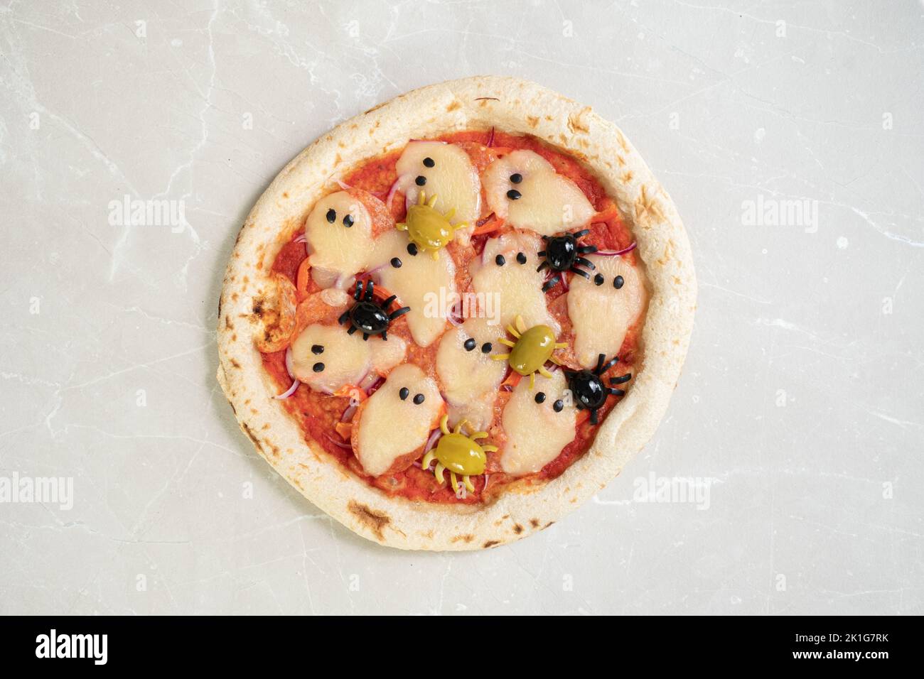 Des idées pour Halloween. Pizza aux olives les araignées. Banque D'Images