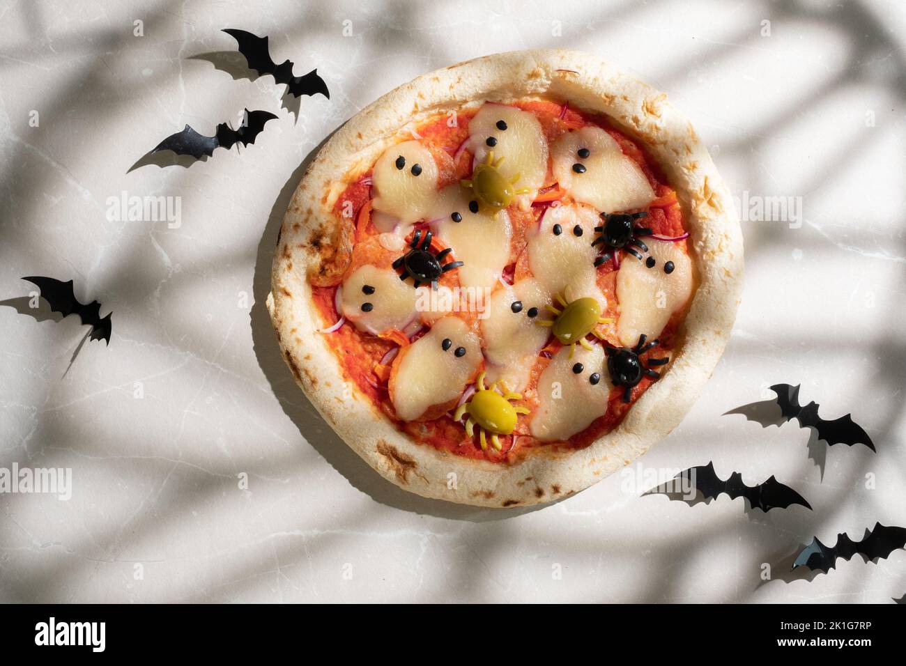 Des idées pour Halloween. Pizza aux olives les araignées. Banque D'Images