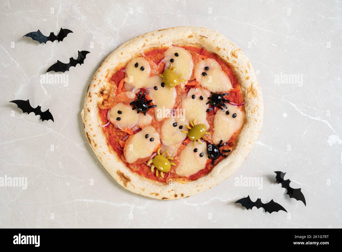 Des idées pour Halloween. Pizza aux olives les araignées. Banque D'Images