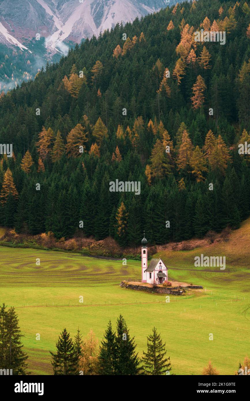 Coucher de soleil en automne à Val di Funes dans les Dolomites italiens. Banque D'Images