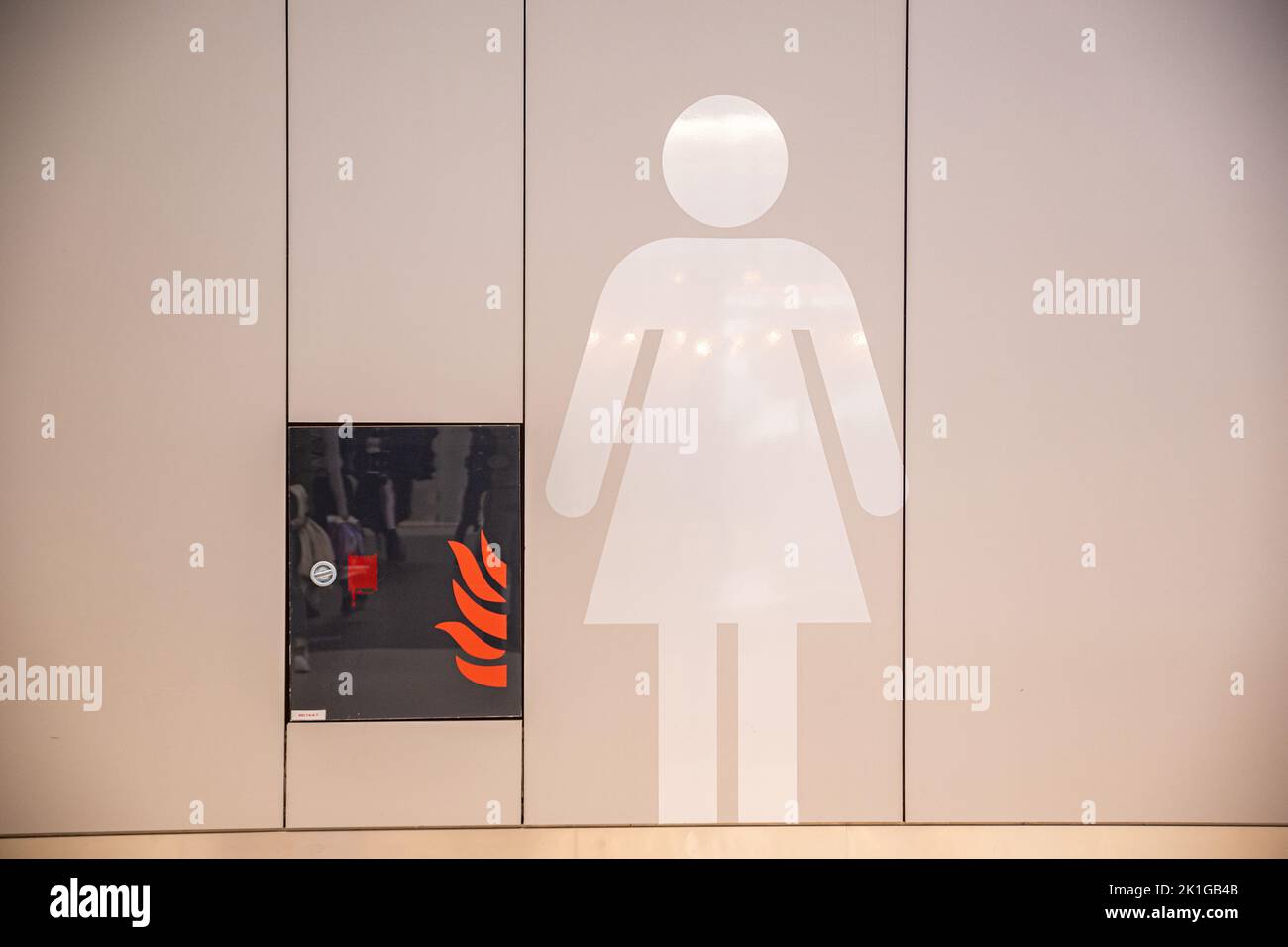 Panneau de toilettes femelles à l'aéroport d'Instantbul, Turquie Banque D'Images