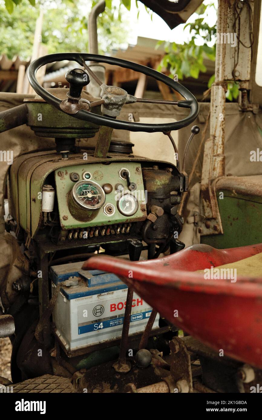 Un cliché vertical de l'intérieur d'un tracteur sur une ferme en Allemagne Banque D'Images