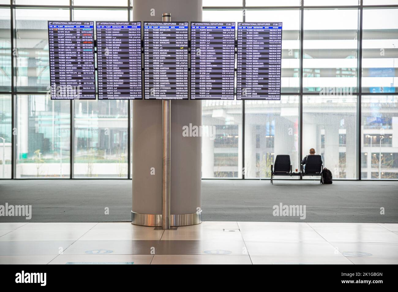 Panneau des départs à l'aéroport d'Instantbul, Turquie Banque D'Images