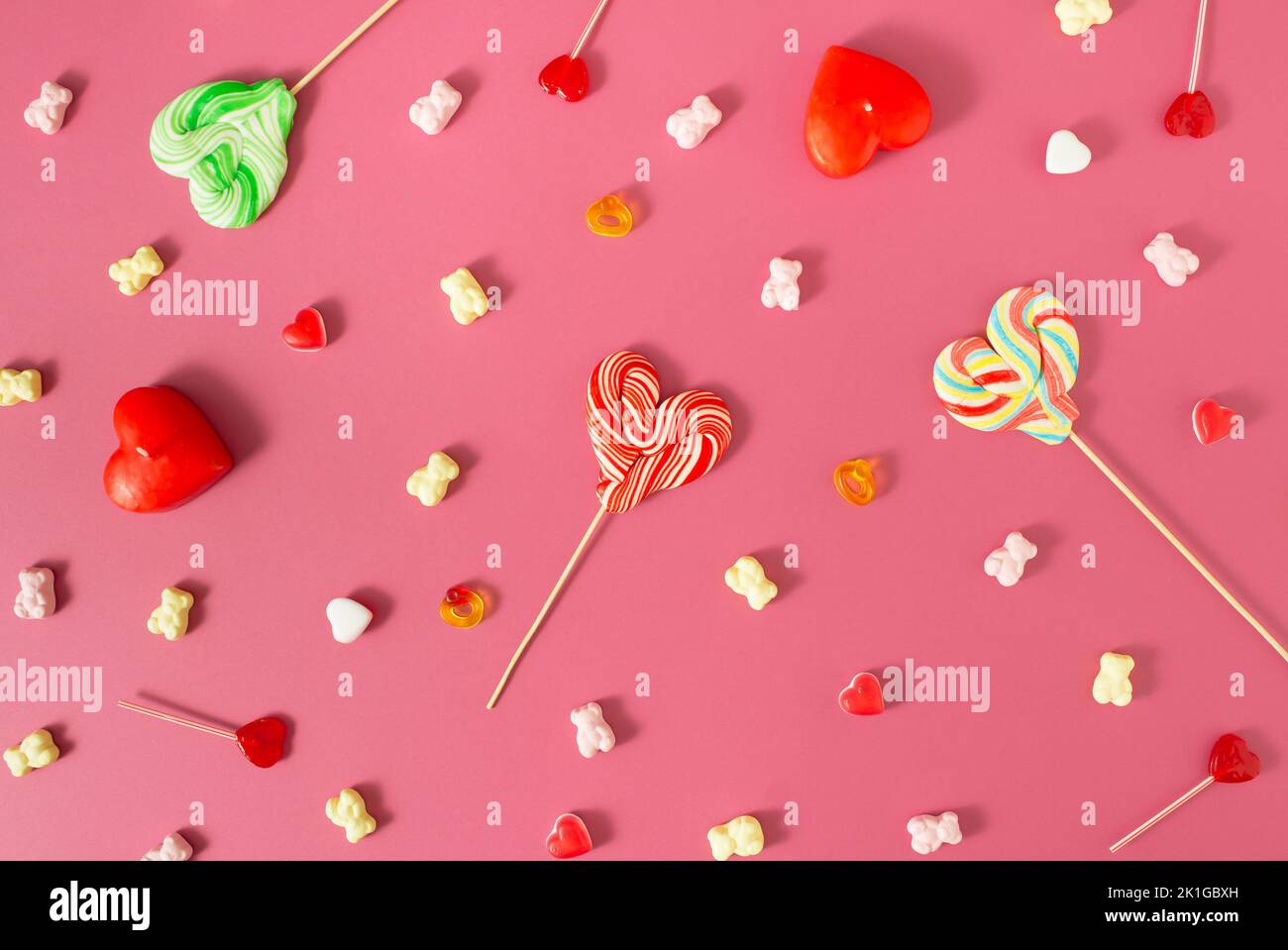 Fond de bonbons coloré pour la Saint-Valentin. Concept minimal. Banque D'Images