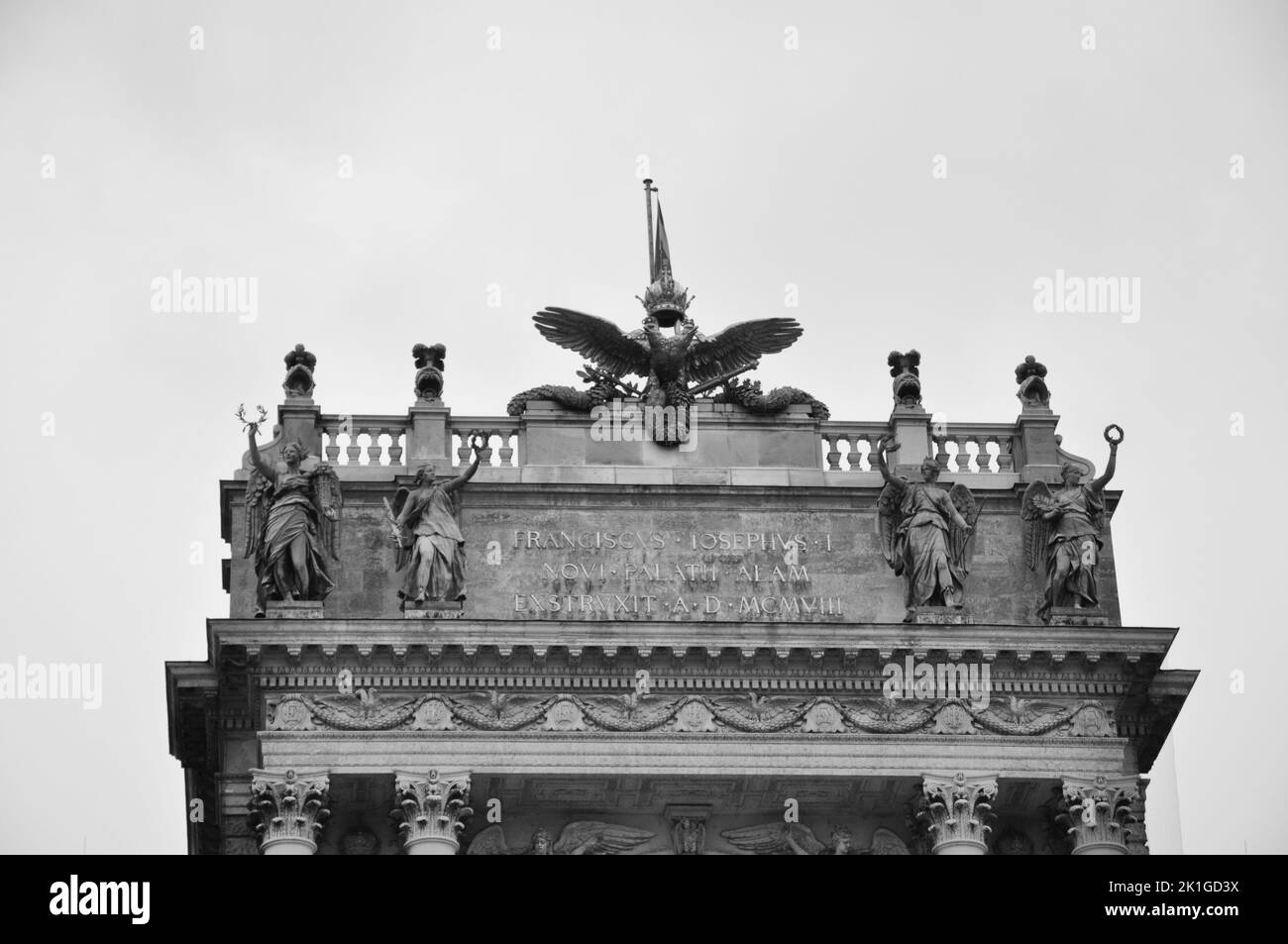 Un gros plan en échelle de gris des sculptures et ornements à l'entrée de la Bibliothèque nationale autrichienne à Vienne Banque D'Images
