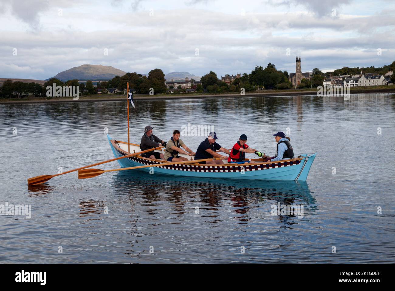 Royal Northern et Clyde Yacht Club équipe d'aviron à Rhu Marina pour la régate d'aviron côtière 1st. St Ayles (de conception écossaise) skiff. Banque D'Images