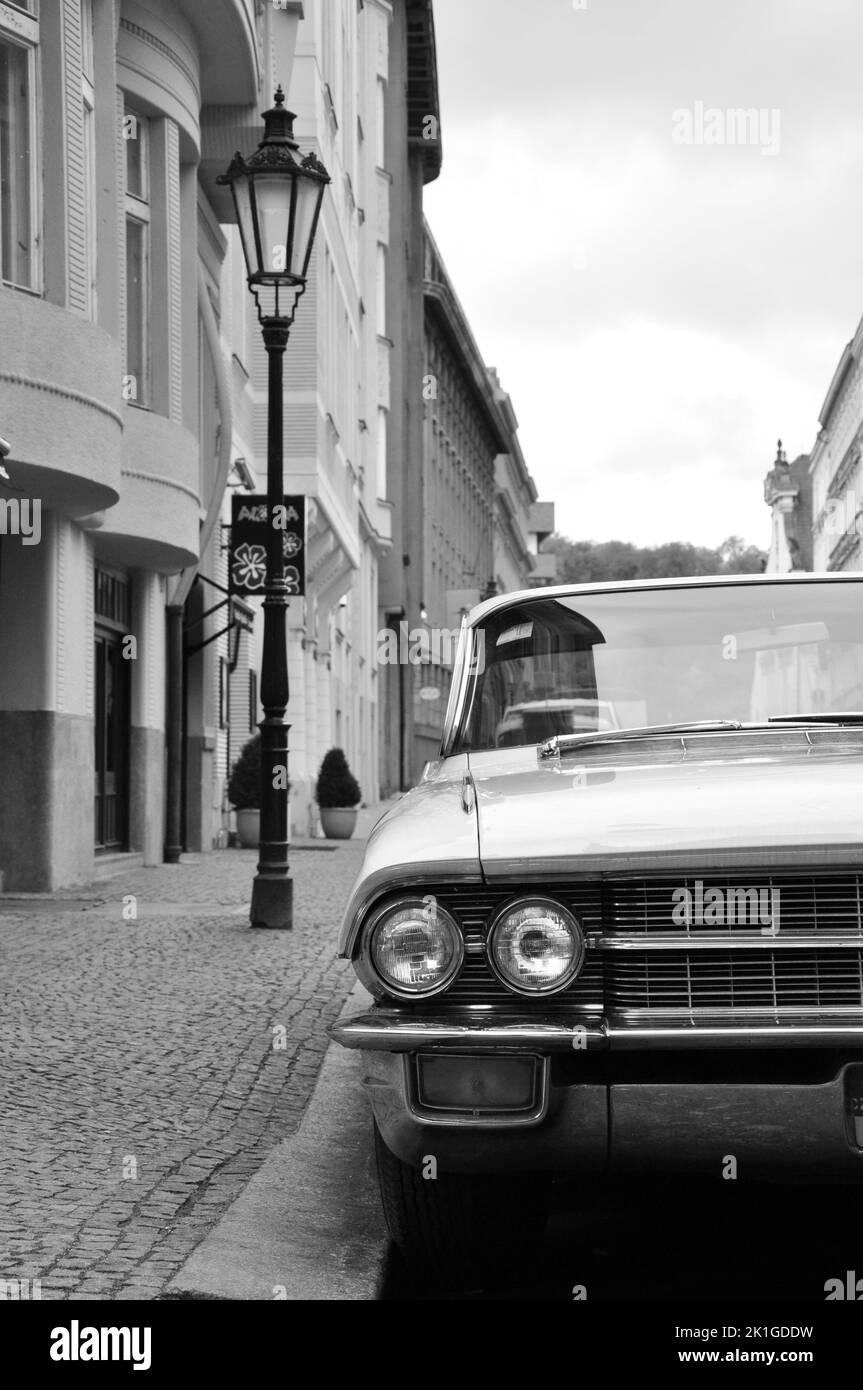 Gros plan vertical en échelle de gris d'une vieille Cadillac imposante dans le centre-ville de Prague, République tchèque Banque D'Images