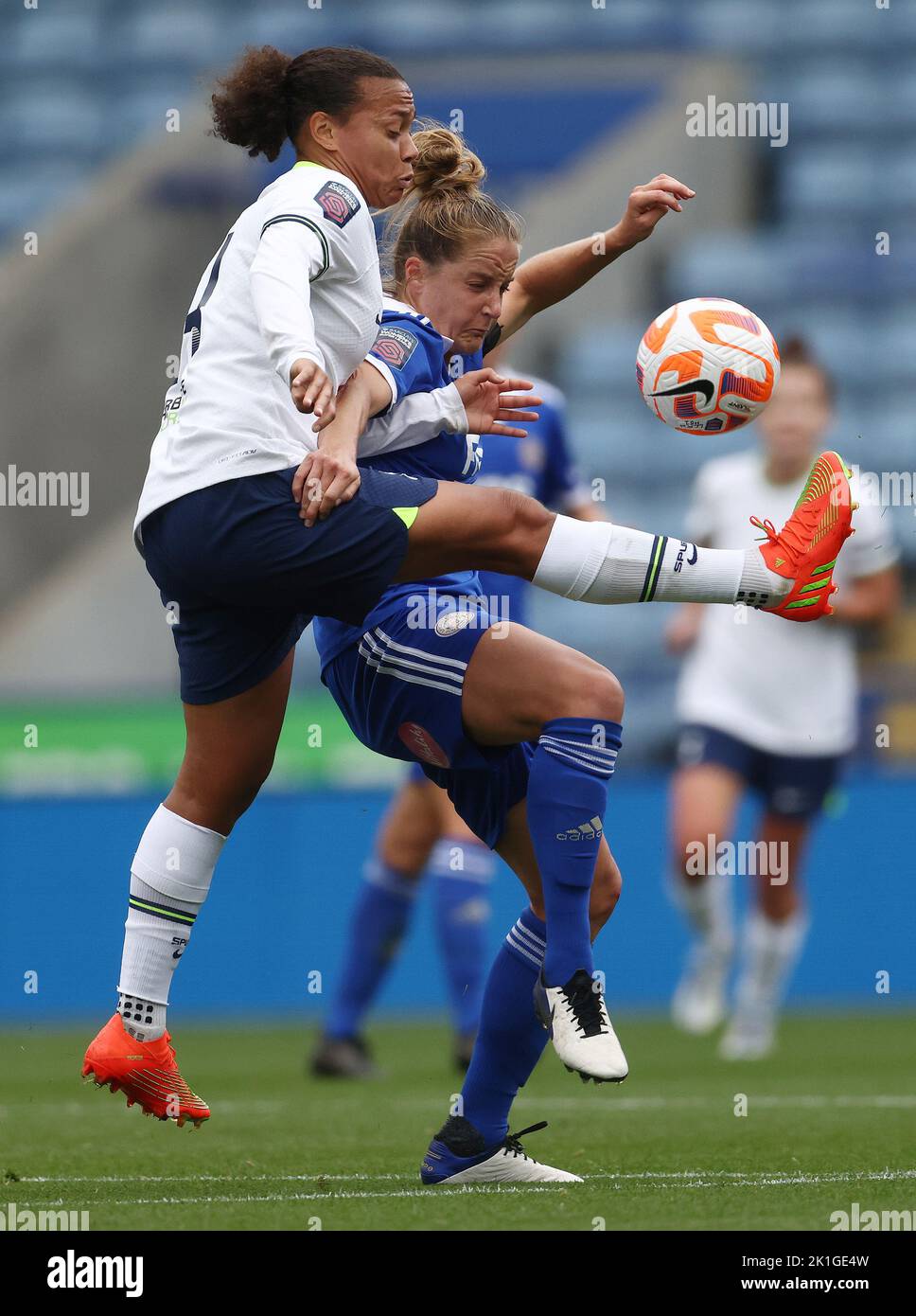 Leicester, Royaume-Uni. 18th septembre 2022. Drew Spence de Tottenham Hotspur (L) défie Sophie Howard de Leicester City lors du match de la Super League des femmes FA au King Power Stadium, Leicester. Crédit photo à lire: Darren Staples / Sportimage crédit: Sportimage / Alay Live News Banque D'Images