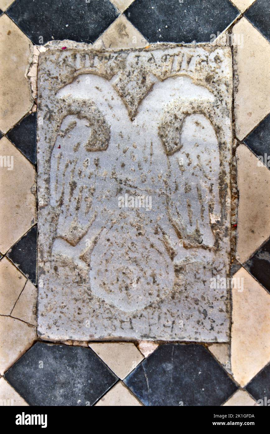 Sculpture en marbre de l'aigle byzantin à double tête, symbole de l'Empire byzantin et aujourd'hui celui de l'Église chrétienne orthodoxe grecque. Banque D'Images