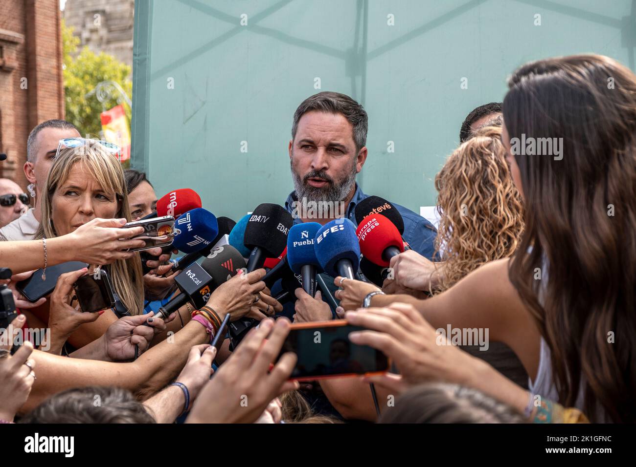 Barcelone, Espagne. 18th septembre 2022. Santiago Abascal de la force parlementaire d'extrême droite VOX est vu pendant la conférence de presse. Convoquée par l'organisation sociale Hablemos Español, quelque 3 000 personnes ont manifesté dans les rues de Barcelone pour exiger l'utilisation obligatoire de 25% de la langue espagnole dans le système éducatif catalan. (Photo par Paco Freire/SOPA Images/Sipa USA) crédit: SIPA USA/Alay Live News Banque D'Images