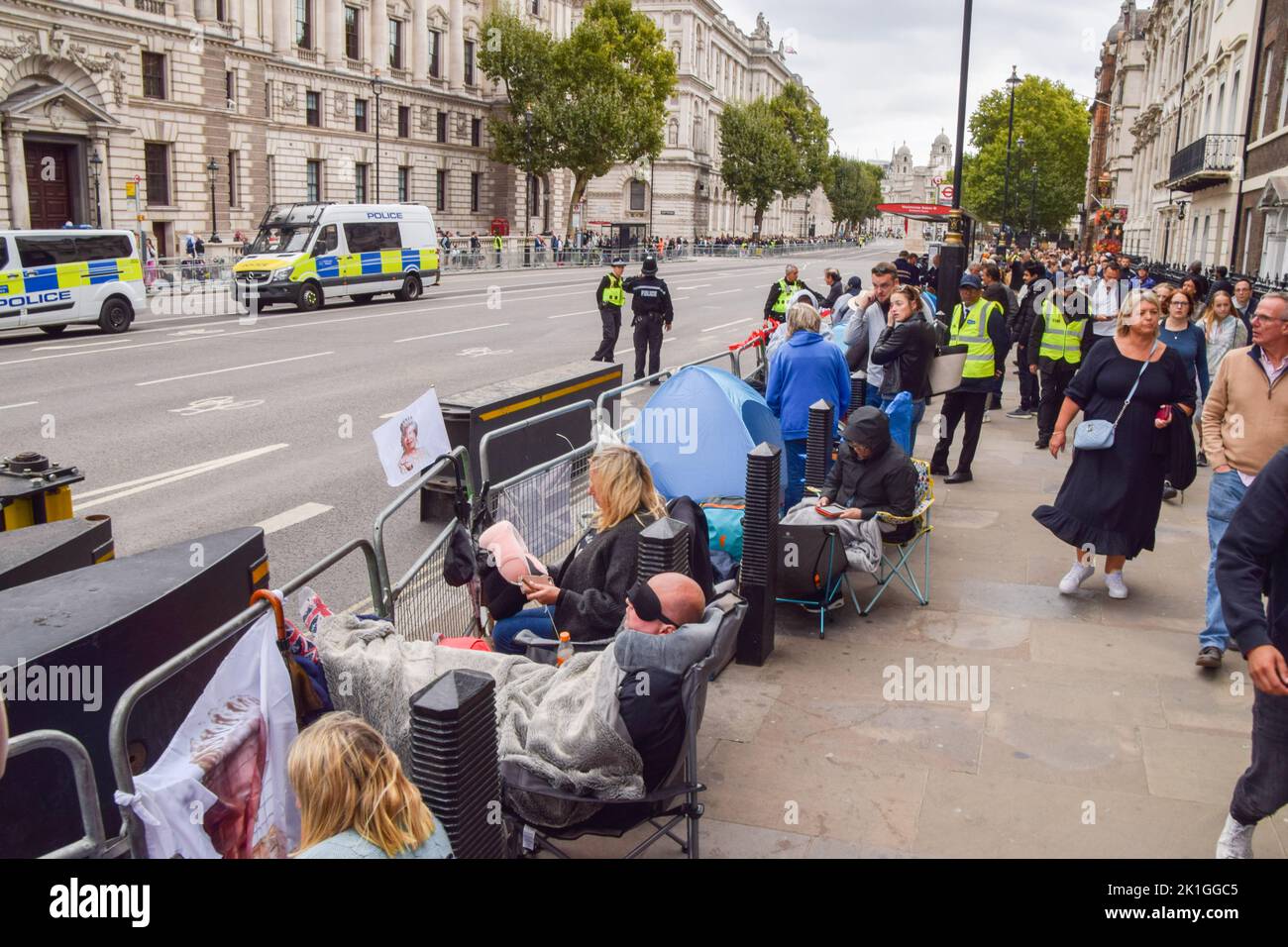 Londres, Angleterre, Royaume-Uni. 18th septembre 2022. Les amateurs de garrots attendent sur Whitehall. Des centaines de coursiers ont installé des tentes, des lits de fortune et des sièges dans les rues de Westminster à la veille des funérailles d'État de la Reine pour s'assurer qu'ils bénéficient des meilleures vues. (Image de crédit : © Vuk Valcic/ZUMA Press Wire) Banque D'Images