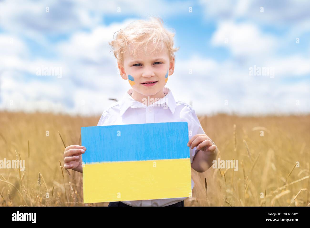 Arrêtez la guerre en Ukraine. Un garçon ukrainien avec drapeau ukrainien - jaune et bleu se dresse contre la guerre. Banque D'Images