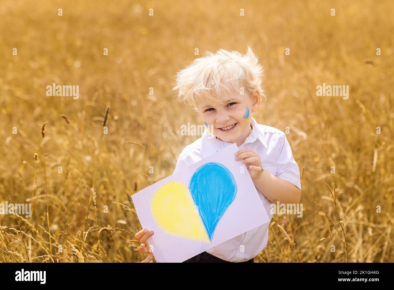 Arrêtez la guerre en Ukraine. Un garçon ukrainien avec drapeau ukrainien - jaune et bleu se dresse contre la guerre. Banque D'Images