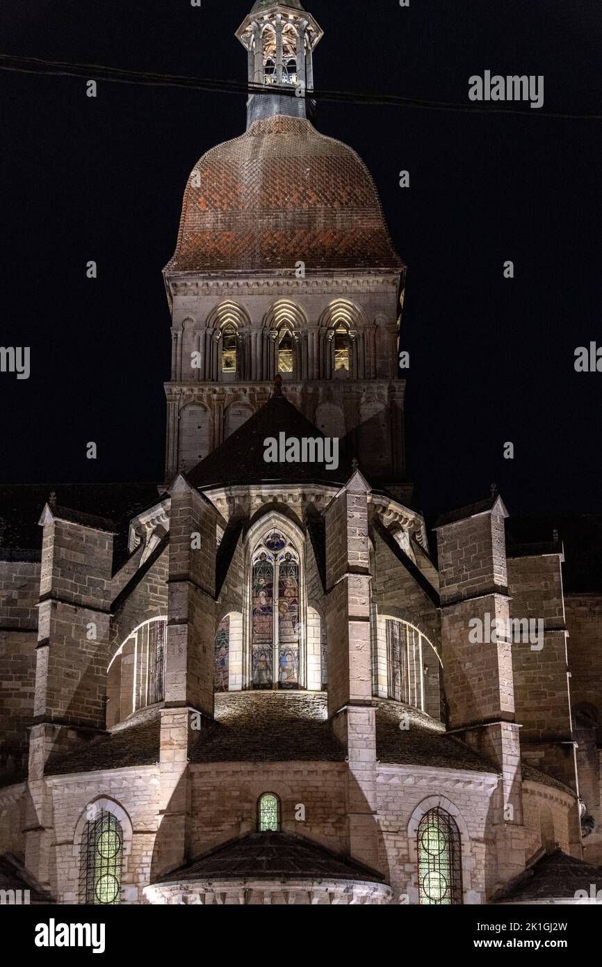 Portrait tourné la nuit de la cathédrale notre-Dame de Beaune, en Bourgogne. Banque D'Images