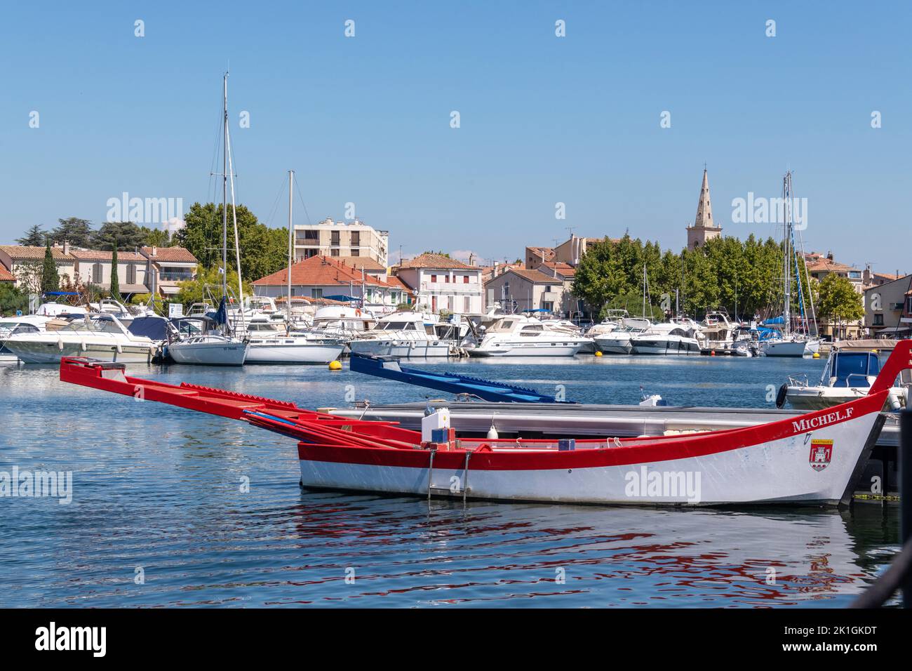 Un bateau de joute provençal traditionnel dans le port de plaisance de Martigues, dans le sud de la France. Banque D'Images