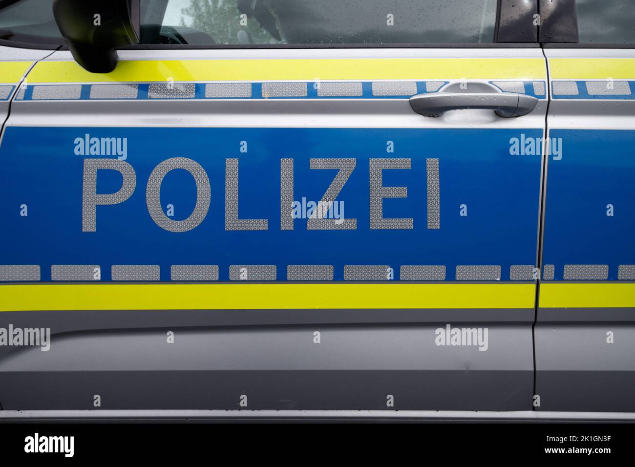 Véhicule de police typique en Allemagne avec lettrage bleu - traduction: Polizei Banque D'Images