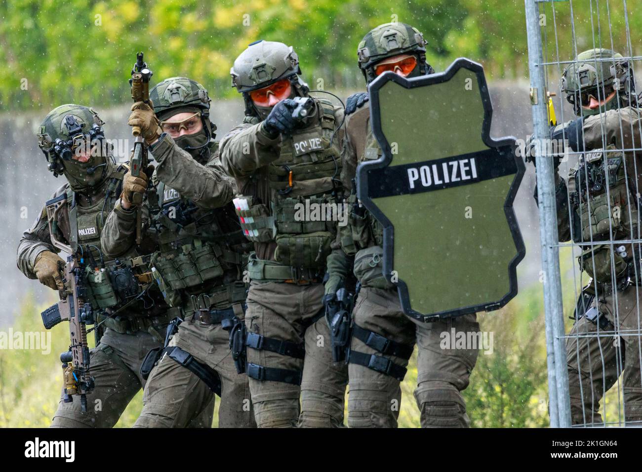Berlin/Allemagne - 18 septembre 2022: Les unités tactiques de la police allemande, en allemand Spezialeinsatzkommando Polizei, SEK, pratiquent un exercice d'attaque terroriste. Banque D'Images