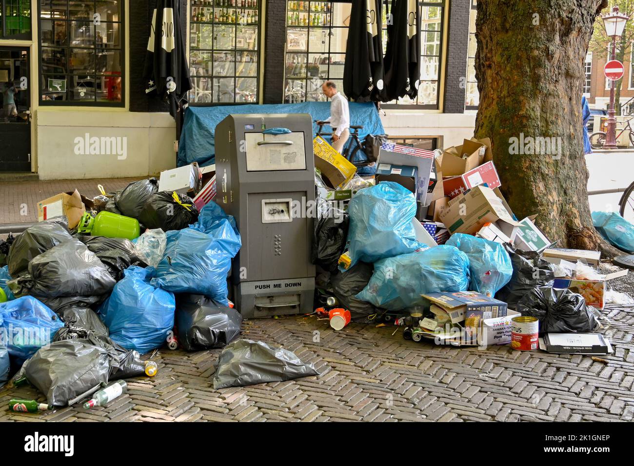 Amsterdam, pays-Bas - août 2022 : des piles de sacs de déchets déversés le long d'une poubelle dans une rue du centre d'Amsterdam Banque D'Images