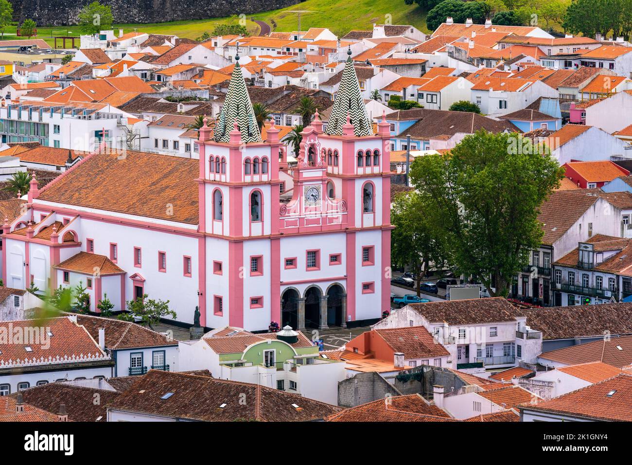 Vue sur la ville avec la cathédrale rose de Santissimo Salvador da se de l'Outeiro da Memoria, à Angra do Heroismo, l'île de Terceira, les Açores, Portugal. Banque D'Images