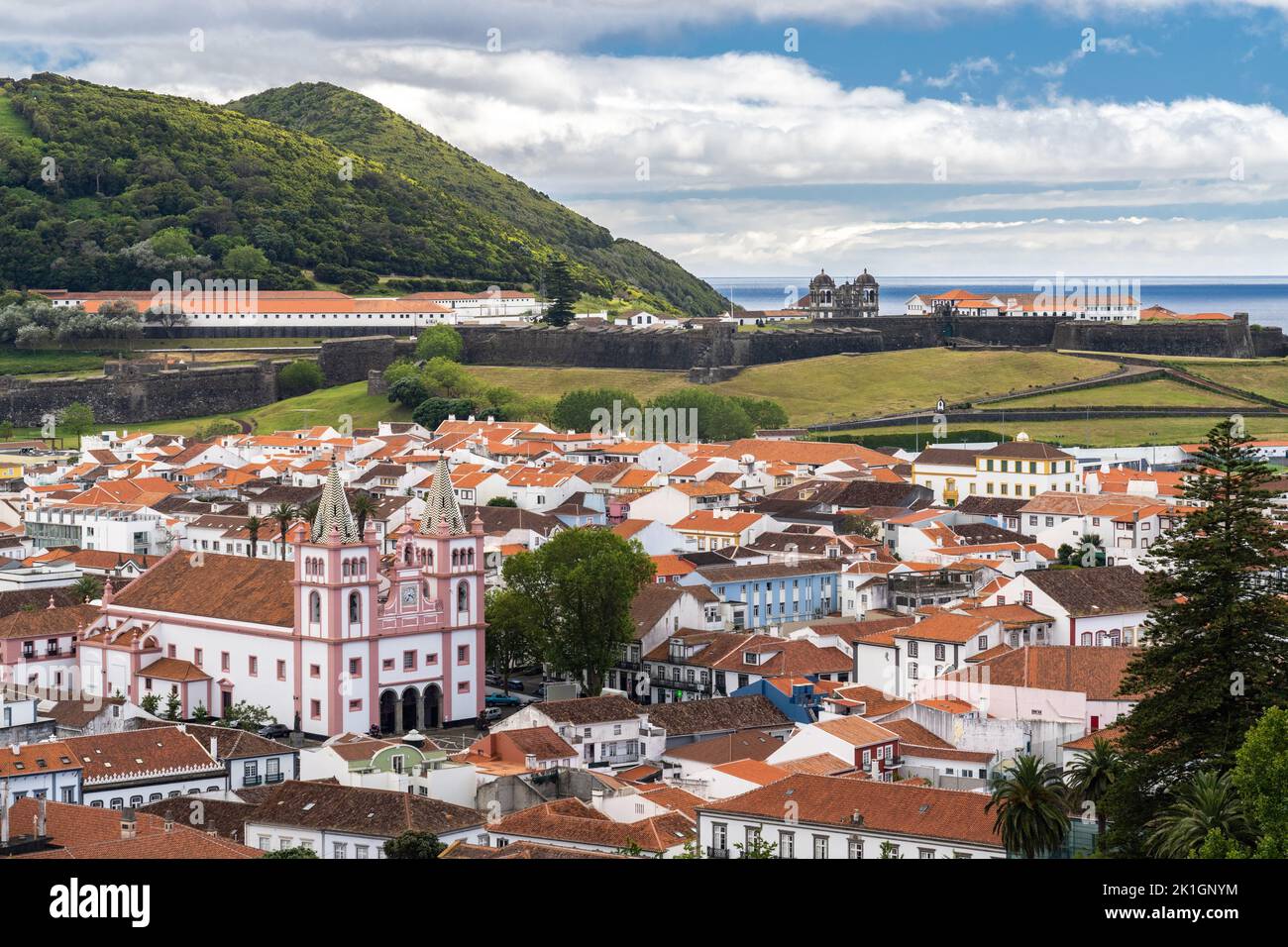 Vue sur la ville avec Monte Brasil et la cathédrale Santissimo Salvador da se de l'Outeiro da Memoria, à Angra do Heroismo, l'île de Terceira, Açores, Portugal. Banque D'Images