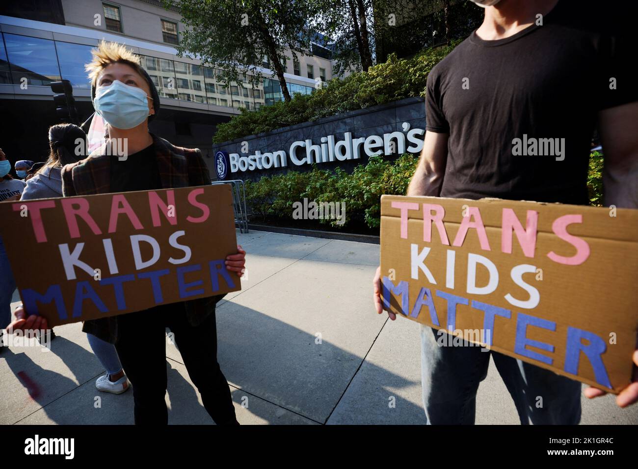 Les contre-manifestants se réunissent pour manifester contre une apparition de 'Billboard Chris', qui s'oppose aux traitements médicaux pour les jeunes transgenres, à l'extérieur de l'hôpital pour enfants de Boston, Massachusetts, États-Unis, 18 septembre 2022. REUTERS/Brian Snyder Banque D'Images