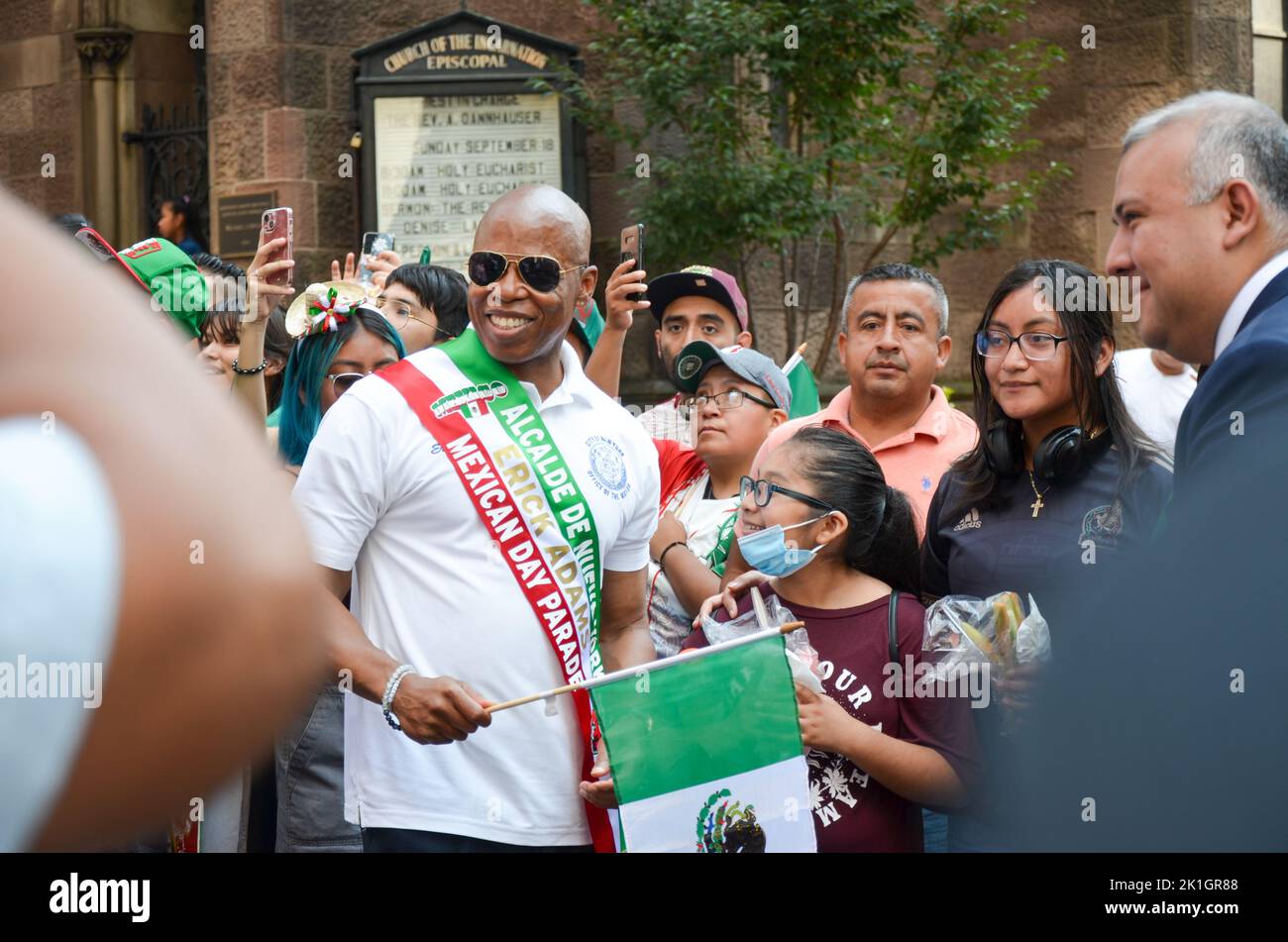 Le maire Eric Adams (D) pose pour une photo avec une jeune fille au défilé annuel de la fête mexicaine le long de Madison Avenue à New York le 18 septembre 2 Banque D'Images