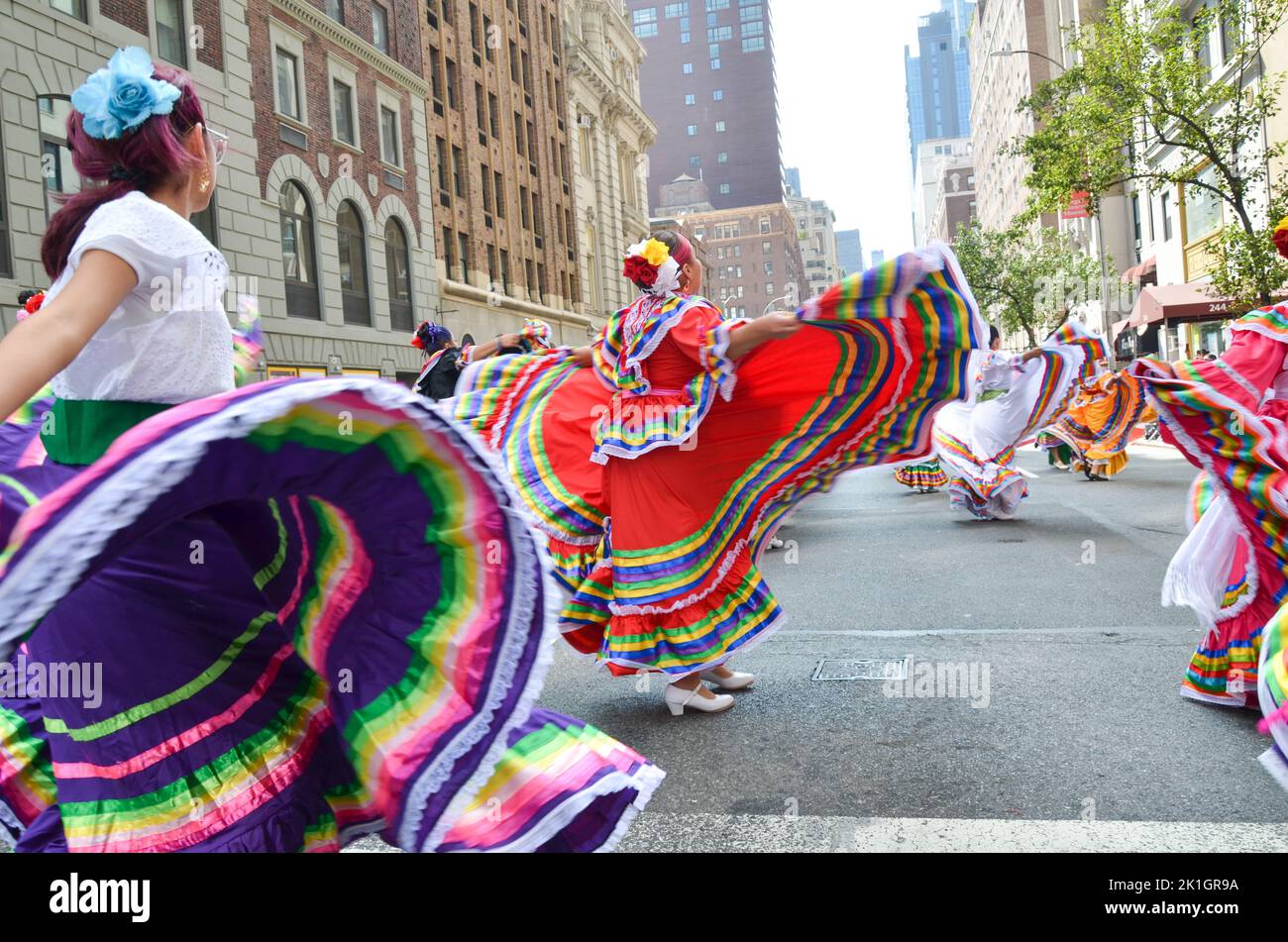 Les participants qui effectuent de la danse traditionnelle folklorique le long de Madison Avenue, New York, lors de la parade de la fête mexicaine, le 18 septembre 2022. Banque D'Images