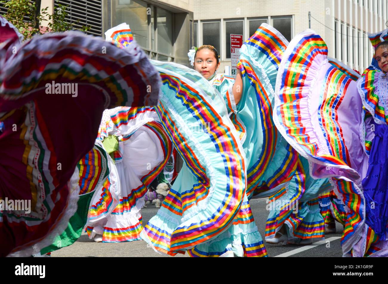 Les participants qui effectuent de la danse traditionnelle folklorique le long de Madison Avenue, New York, lors de la parade de la fête mexicaine, le 18 septembre 2022. Banque D'Images