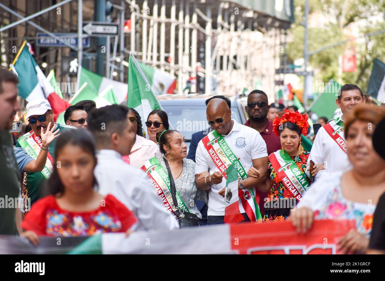 Le maire Eric Adams (D) est vu marcher lors de la parade annuelle de la fête mexicaine le long de Madison Avenue à New York le 18 septembre 2022. Banque D'Images