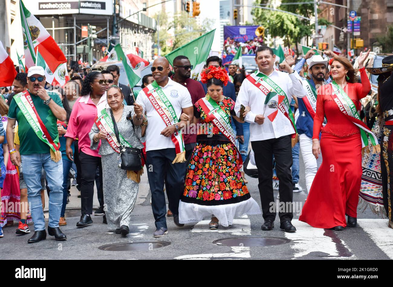 Le maire Eric Adams (D) est vu marcher lors de la parade annuelle de la fête mexicaine le long de Madison Avenue à New York le 18 septembre 2022. Banque D'Images