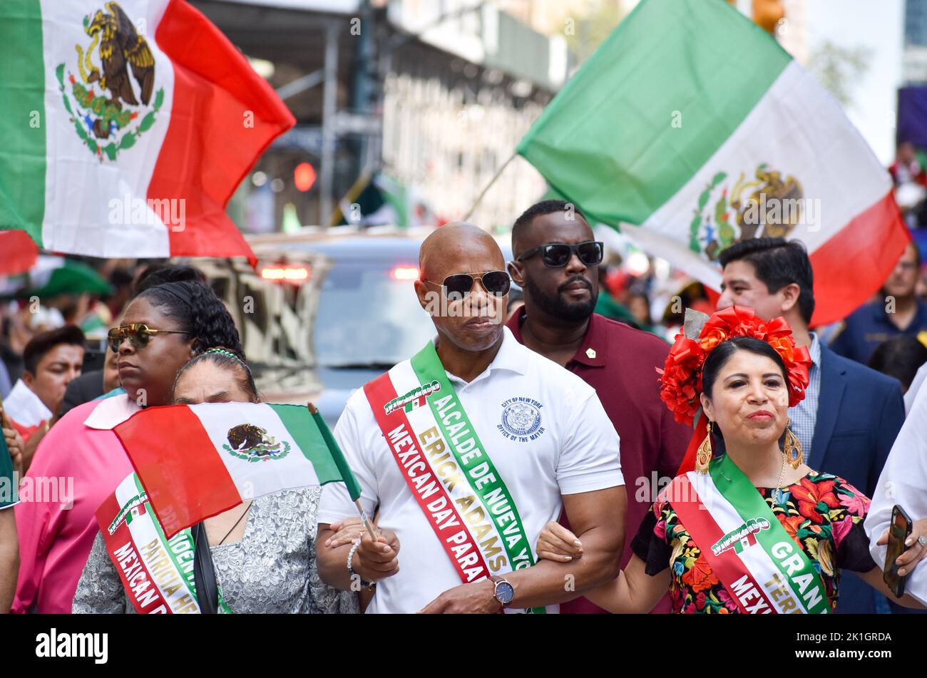 Le maire Eric Adams (D) est vu marcher lors de la parade annuelle de la fête mexicaine le long de Madison Avenue à New York le 18 septembre 2022. Banque D'Images