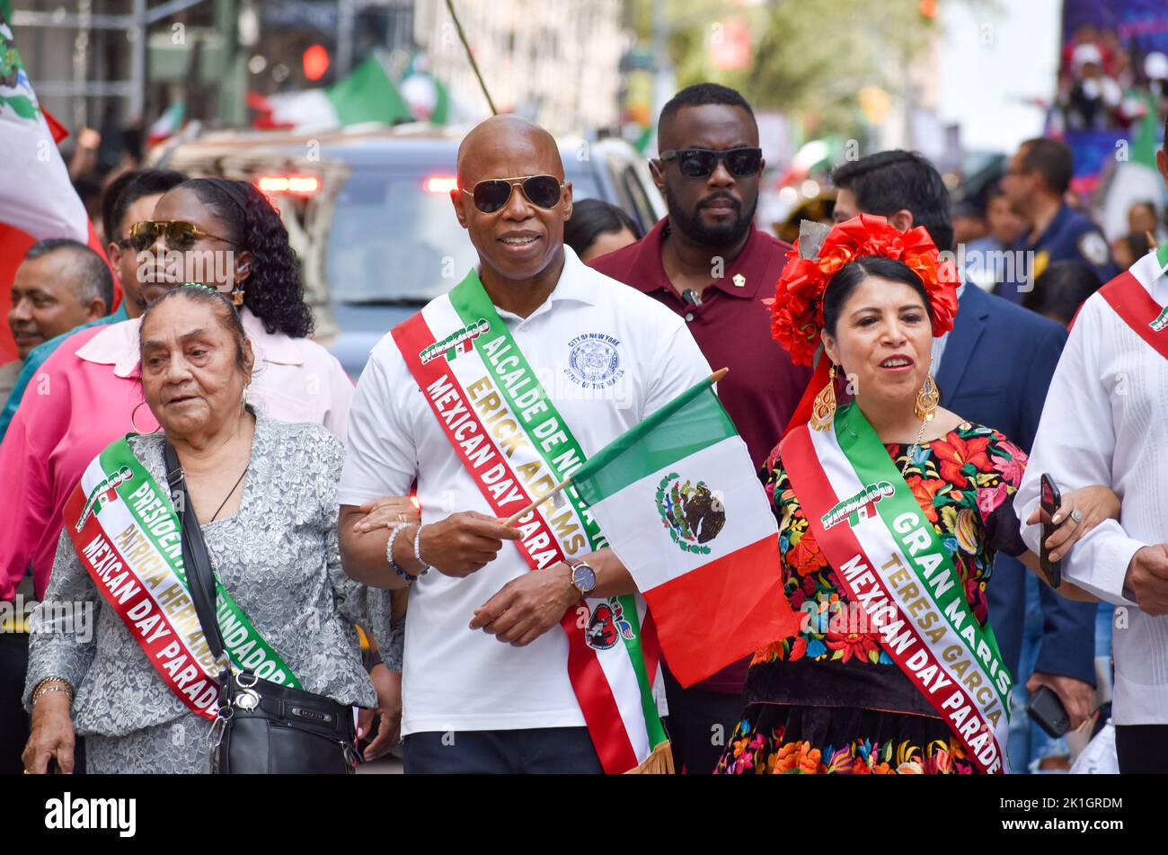 Le maire Eric Adams (D) est vu marcher lors de la parade annuelle de la fête mexicaine le long de Madison Avenue à New York le 18 septembre 2022. Banque D'Images