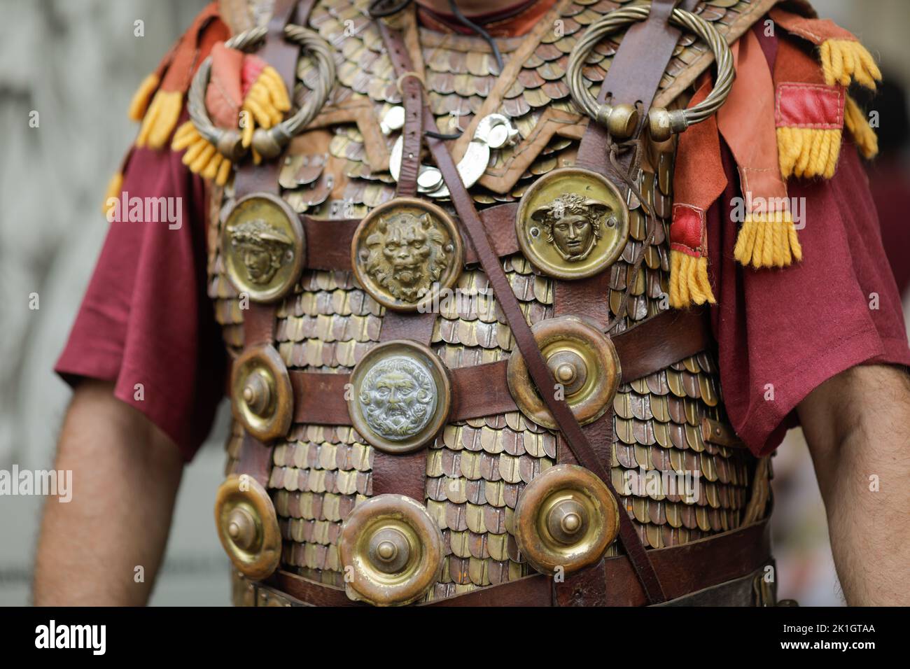 Bucarest, Roumanie - 17 septembre 2022: Détails avec l'armure et les vêtements d'un général romain antique lors d'un événement historique de reconstitution. Banque D'Images