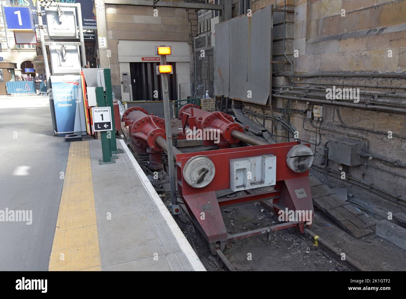 Une paire de grands butées de tampon hydraulique s'arrête sur la plate-forme 1 de la gare centrale de Glasgow, en Écosse, au Royaume-Uni Banque D'Images