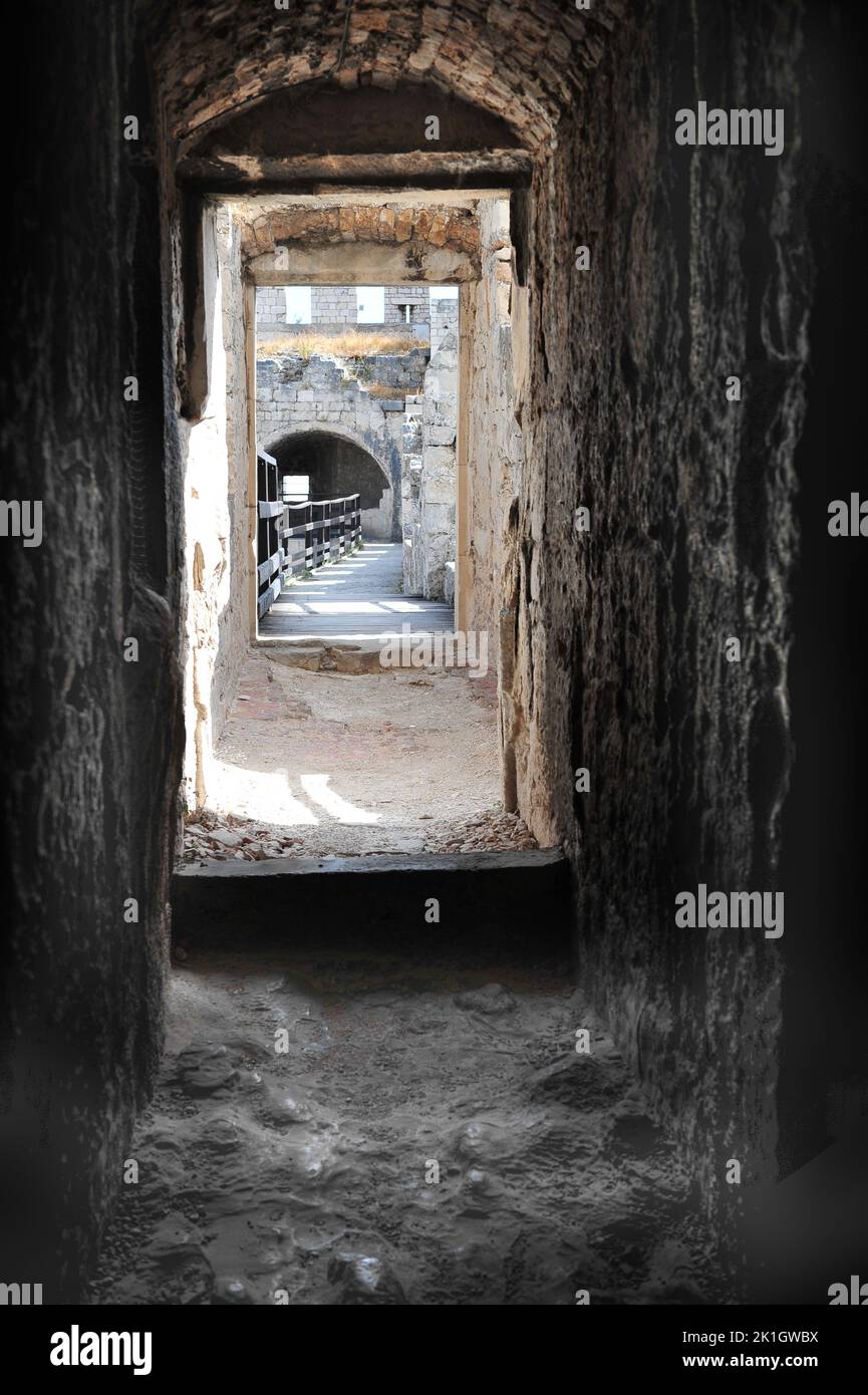 Des remparts vus de l'intérieur de la tour du château de Trogir en Croatie. Banque D'Images