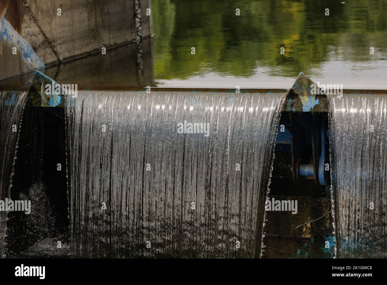 Eau qui coule à travers un bidonville sur une rivière. Banque D'Images