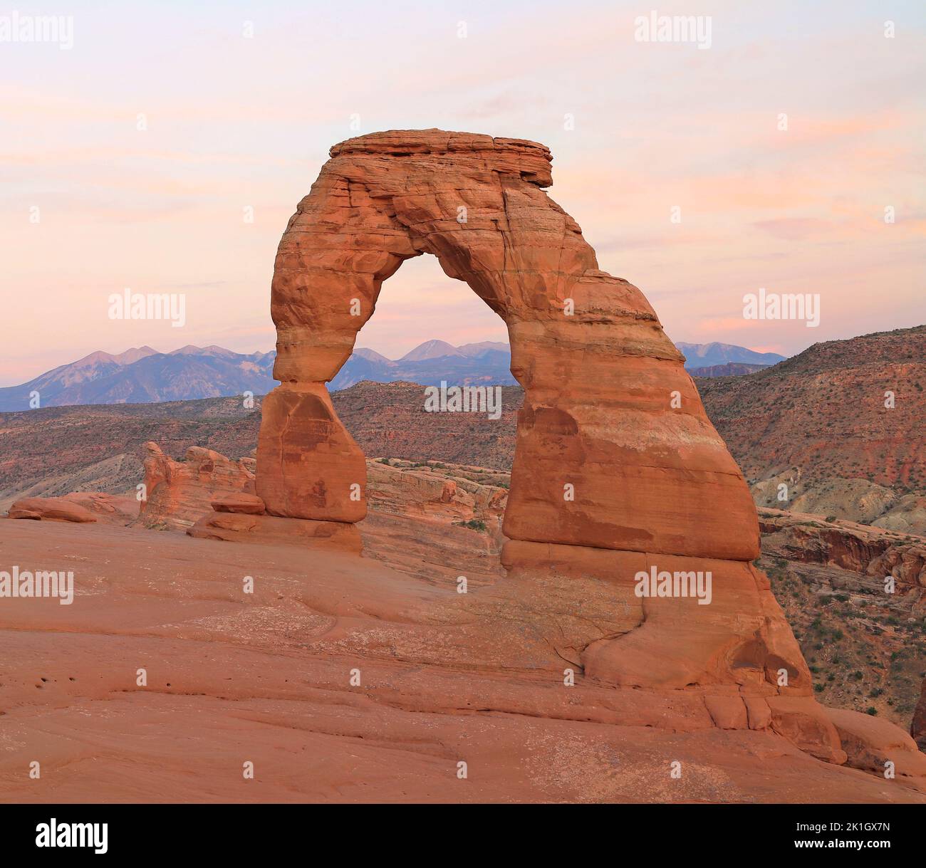 Délicat Arch au coucher du soleil dans le parc national d'Arches, Utah, États-Unis Banque D'Images