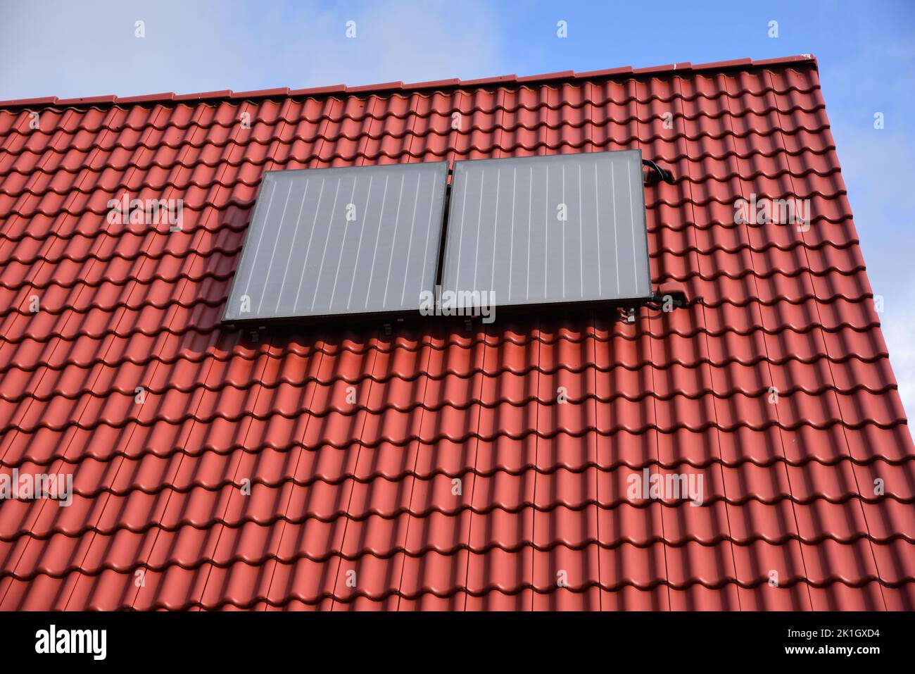 Des panneaux solaires sur un toit Banque D'Images