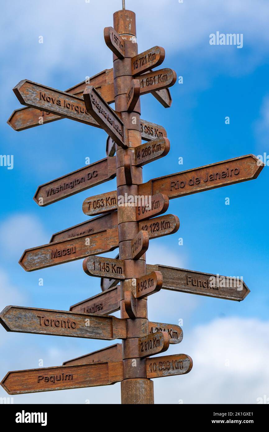 Flèches directionnelles sur un panneau indiquant les distances vers les villes du monde sur le terrain de l'Outeiro da Memoria, à Angra do Heroismo, l'île de Terceira, les Açores, le Portugal. Banque D'Images